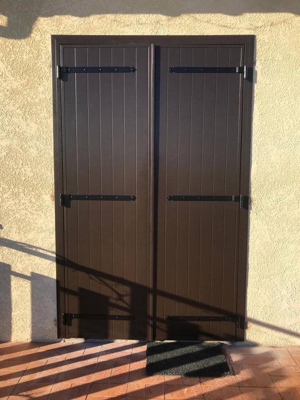 Volets battants traditionnels maison ancienne à Lavelanet