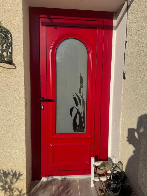 belle porte d'entrée rouge à Lavelanet